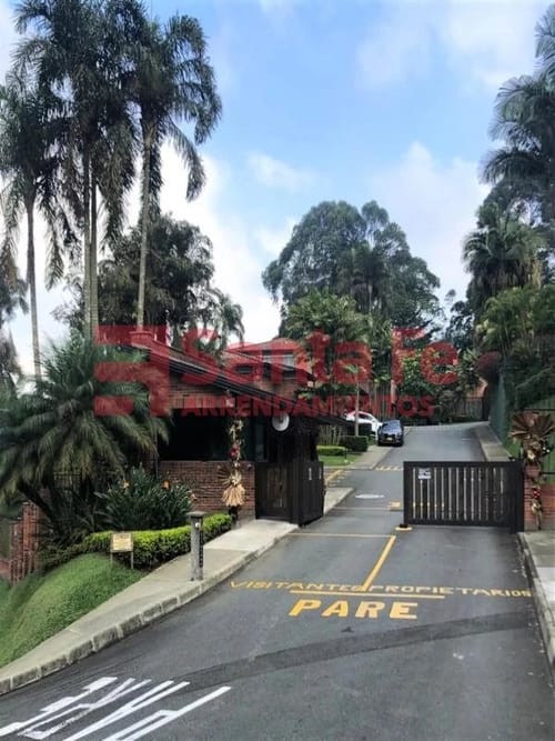 Casa de 4 alcobas en venta en El Poblado, Medellín, 507 m² · foto 2 de 10