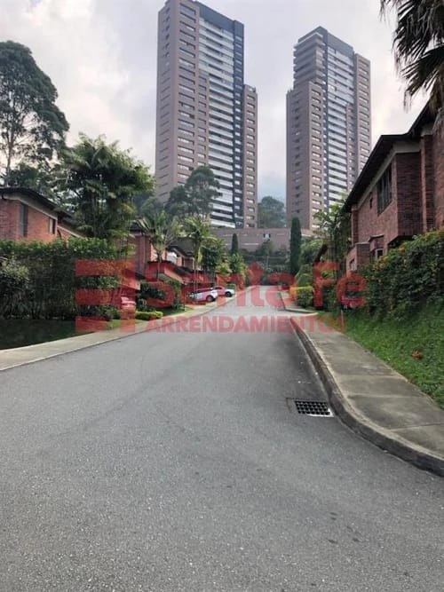 Casa de 4 alcobas en venta en El Poblado, Medellín, 507 m² · foto 3 de 10