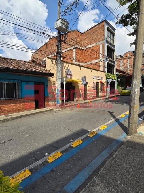 Casa de 4 alcobas en venta en El Poblado, Medellín, 252 m² · foto 3 de 10