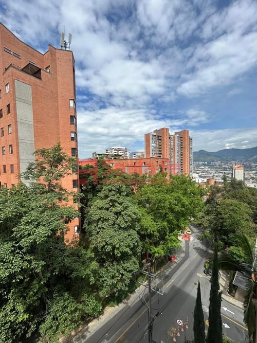 Apartamento de 3 alcobas en venta en El Poblado, Medellín, 81 m² · foto 4 de 10