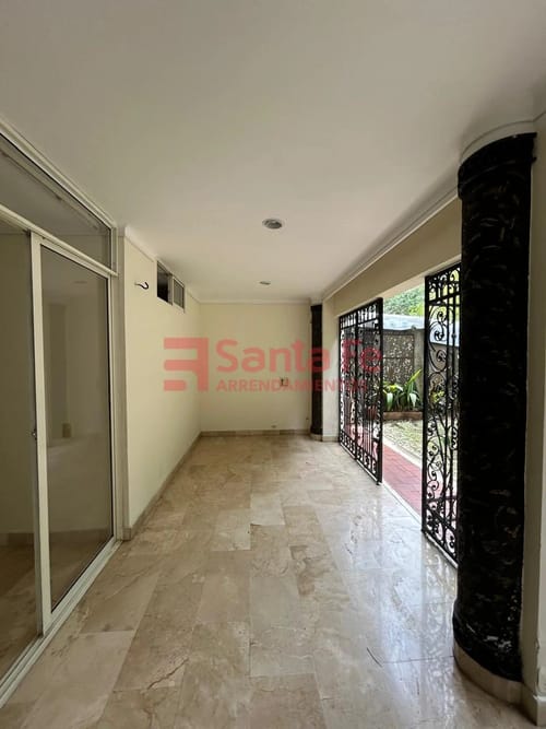 Casa de 4 alcobas en venta en El Poblado, Medellín, 330 m² · foto 6 de 10