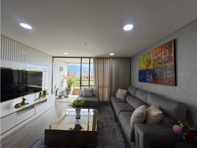 Apartamento en venta en Los Naranjos, Medellín · foto 2 de 18