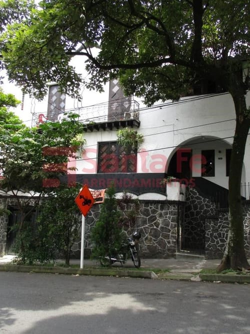 Casa de 25 alcobas en venta en Prado, Medellín, 500 m² · foto 2 de 10