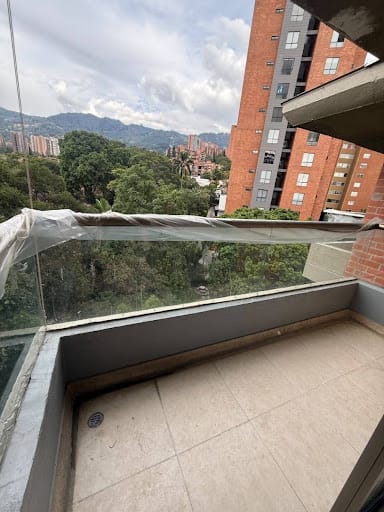 Apartamento de 3 alcobas en arriendo en Loma De Las Brujas, Envigado, 90 m² · foto 2 de 14