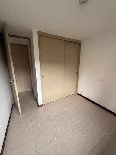 Apartamento de 3 alcobas en arriendo en Loma De Las Brujas, Envigado, 90 m² · foto 8 de 14
