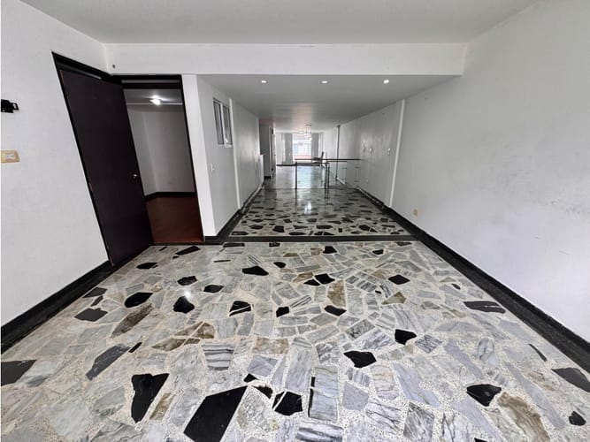 Casa de 4 alcobas en venta en Los Profesionales, Armenia, 237 m² · foto 3 de 24