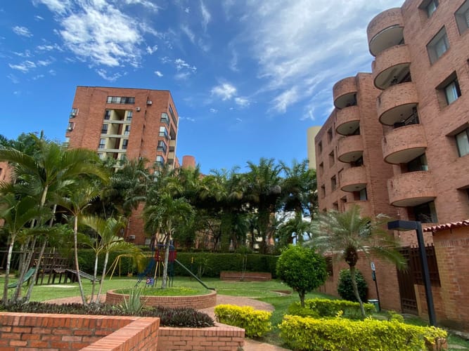 Apartamento de 4 alcobas en venta en Ciudad Universitaria, Cali, 130 m² · foto 2 de 21