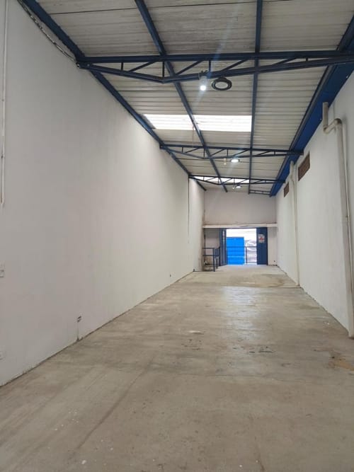 Bodega en arriendo en Naranjal, Medellín, 80 m² · foto 2 de 4