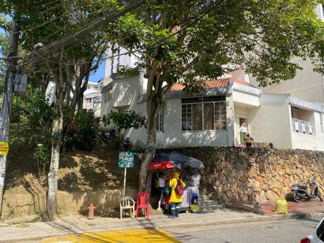 Casa de 5 alcobas en venta en Cabecera Del Llano, Bucaramanga, 597 m² · foto 2 de 12