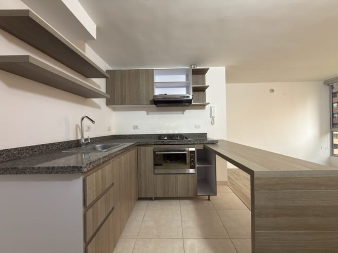 Apartamento de 3 alcobas en venta en Fac, Madrid, 57 m² · foto 2 de 16