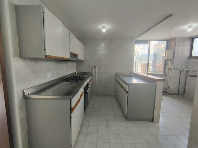 Apartamento de 3 alcobas en arriendo en El Poblado, Medellín, 157 m² · foto 5 de 19