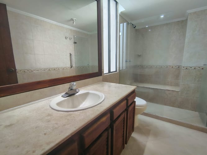 Apartamento de 3 alcobas en arriendo en El Poblado, Medellín, 157 m² · foto 18 de 19