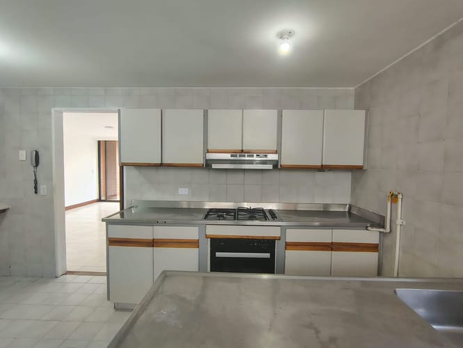 Apartamento de 3 alcobas en arriendo en El Poblado, Medellín, 157 m² · foto 3 de 19