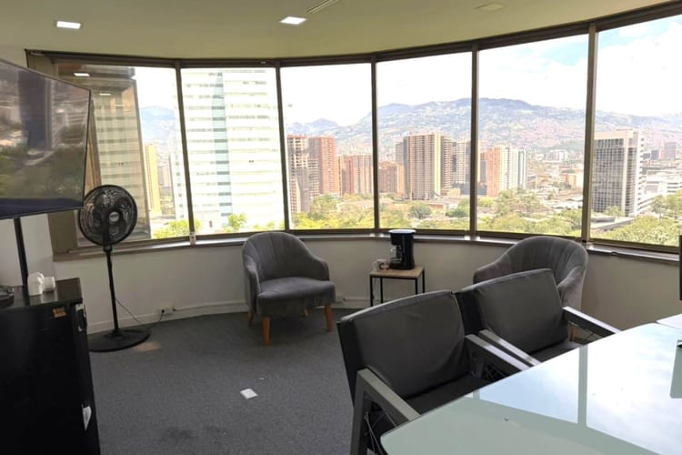 Oficina en venta en Castropol, Medellín, 223 m² · foto 2 de 16