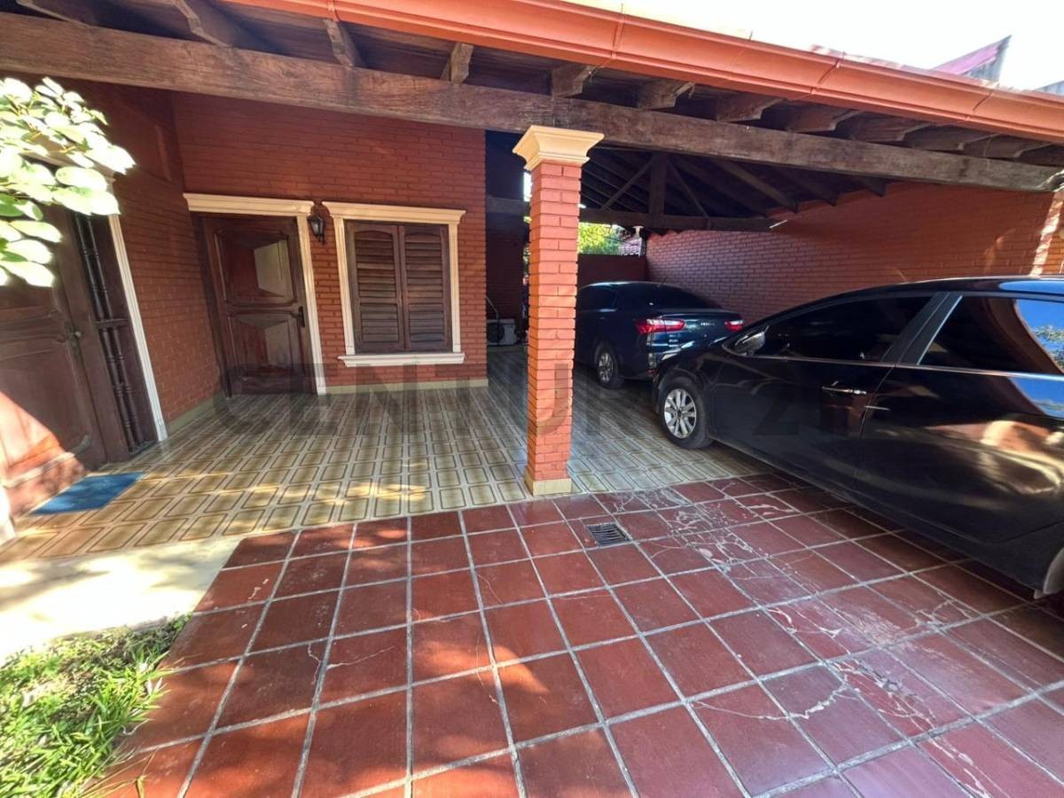 En venta casa en el corazón de Los Laureles - foto 2