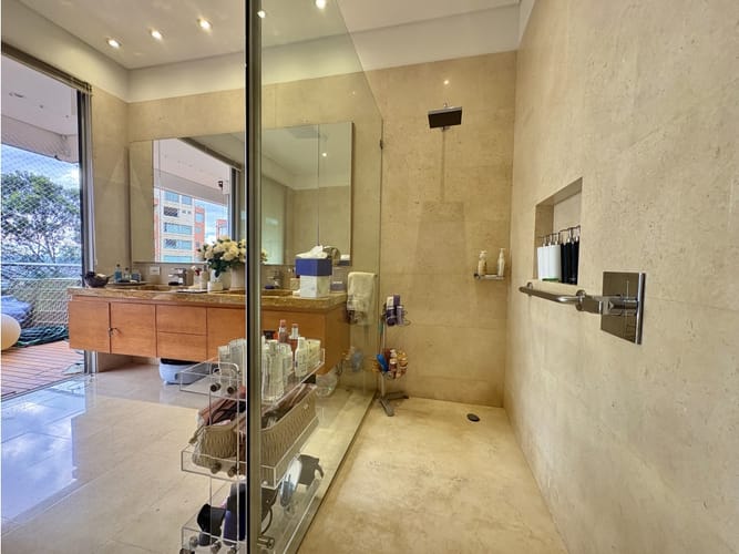 Apartamento de 3 alcobas en venta en Los Rosales, Bogotá, 402 m² · foto 21 de 24