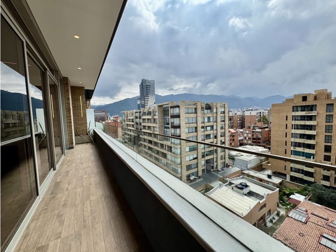 Apartamento de 3 alcobas en venta en Chico, Bogotá, 179 m² · foto 2 de 24