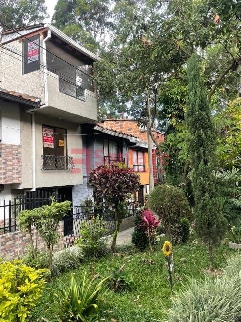 Casa de 2 alcobas en venta en Centro, La Estrella, 111 m² · foto 2 de 10