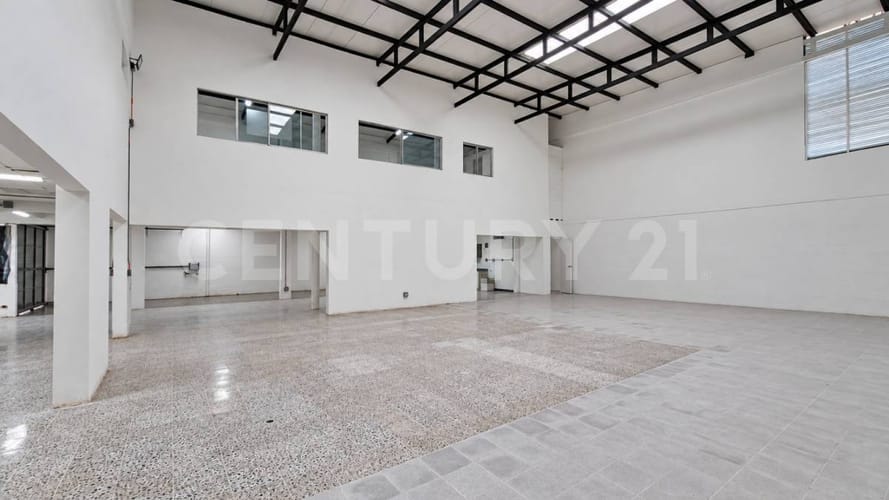 Local en arriendo en El Poblado, Medellín, 500 m² · foto 2 de 17