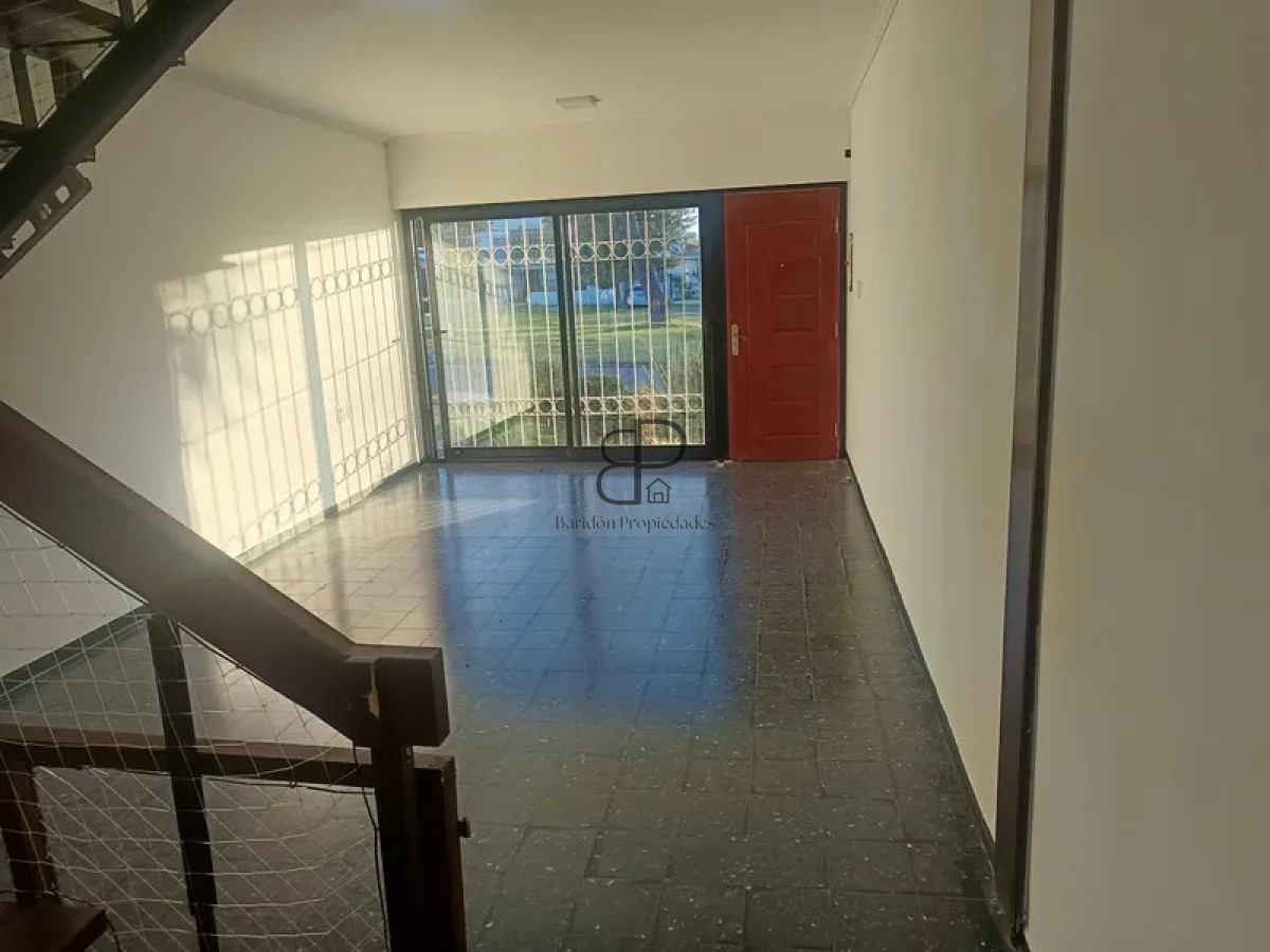 Alquiler Casa 2 Dormitorios Brazo Oriental con patio y cochera · Foto 2