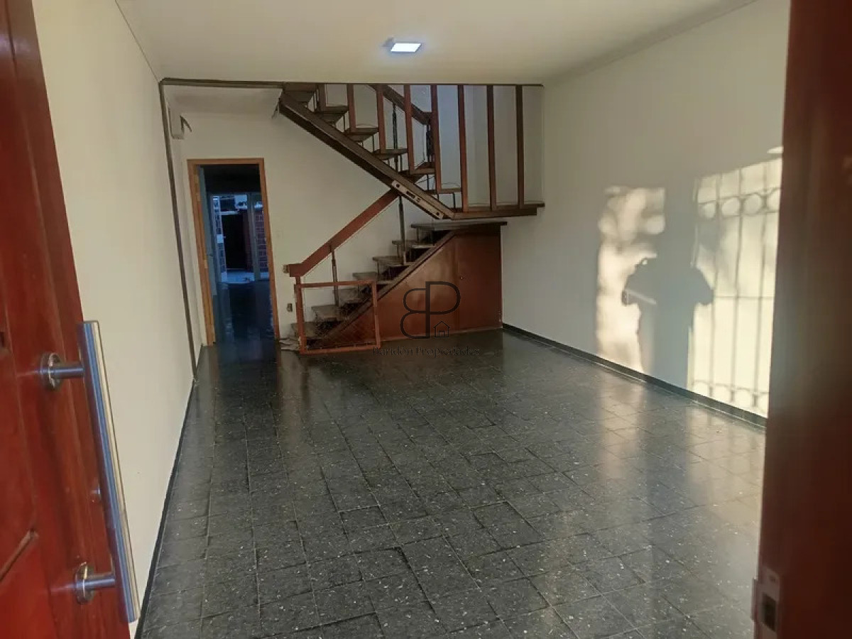 Alquiler Casa 2 Dormitorios Brazo Oriental con patio y cochera · Foto 4