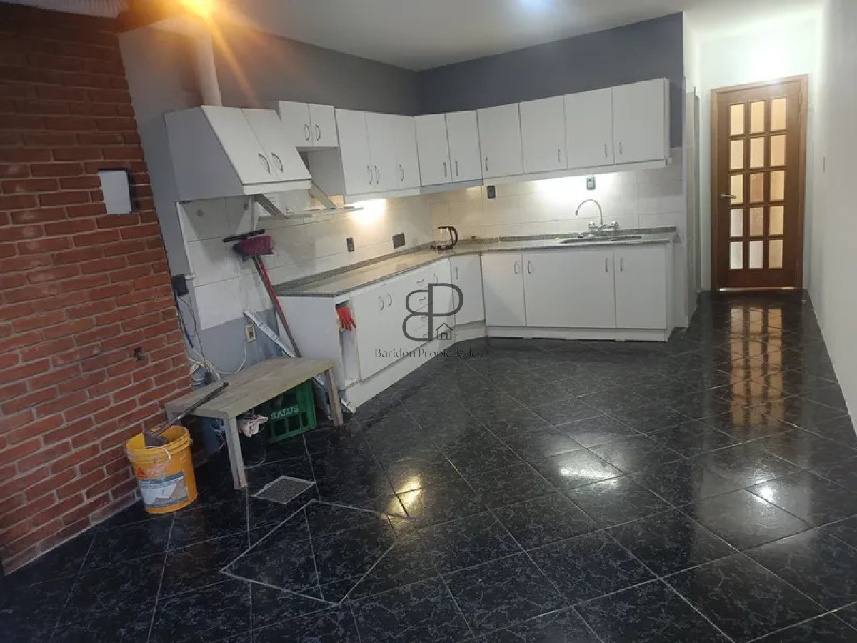 Alquiler Casa 2 Dormitorios Brazo Oriental con patio y cochera · Foto 6