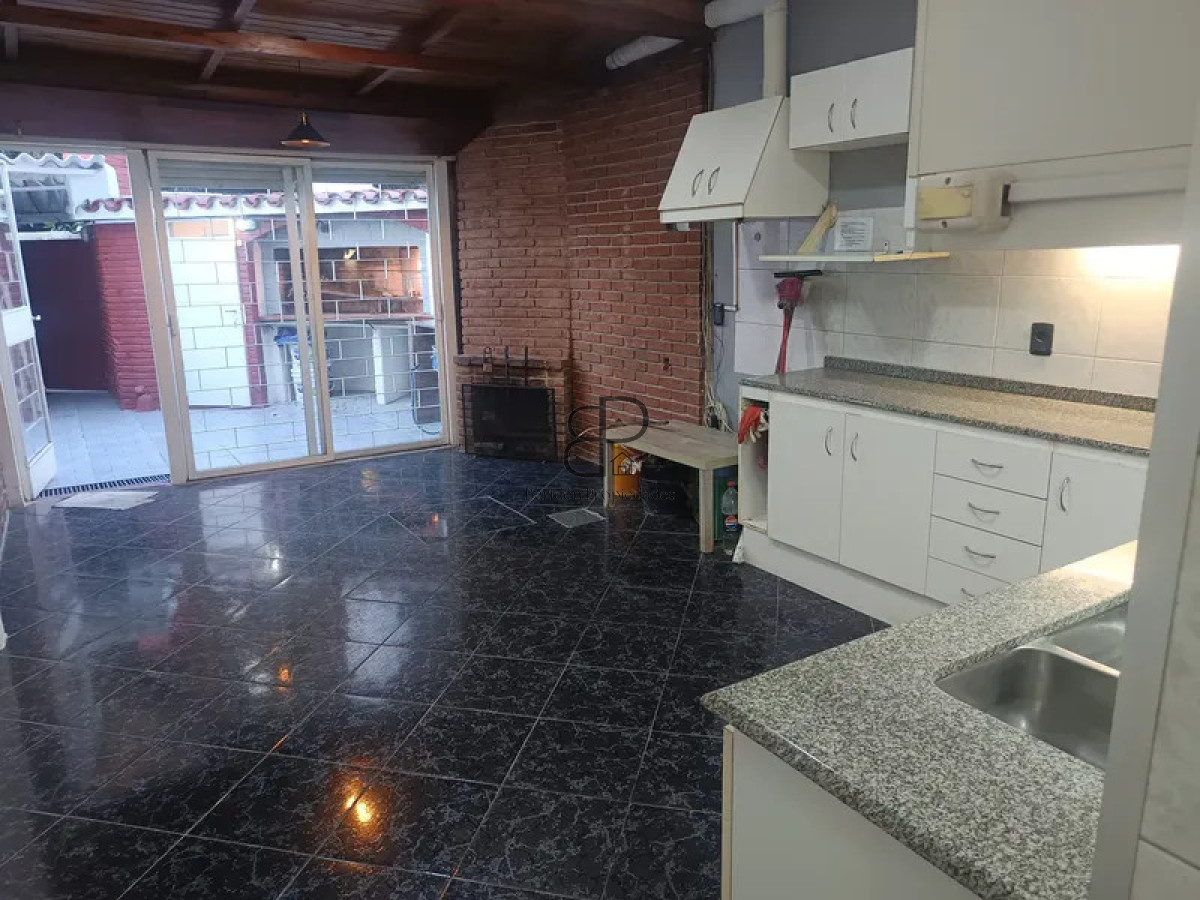 Alquiler Casa 2 Dormitorios Brazo Oriental con patio y cochera · Foto 7