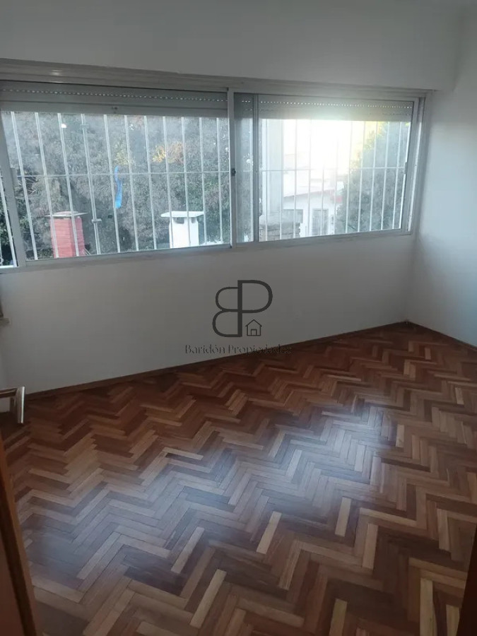 Alquiler Casa 2 Dormitorios Brazo Oriental con patio y cochera · Foto 12
