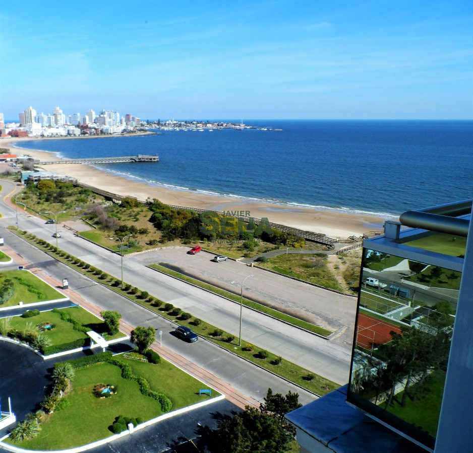 Alquiler de apartamento en la Mansa, edificio moderno, excelente vista, 4 dormitorios, 4 baños, terraza y piscina..