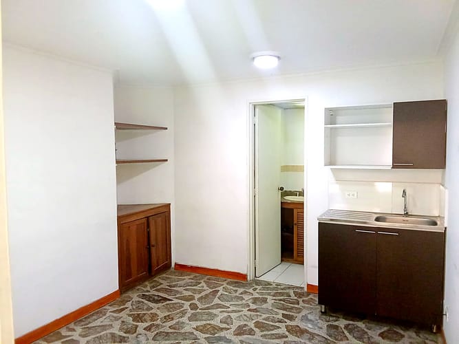 Local en arriendo en Laureles, Medellín, 15 m² · foto 2 de 3