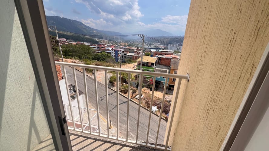 Apartamento de 3 alcobas en venta en Bellavista, Girón, 58 m² · foto 3 de 12