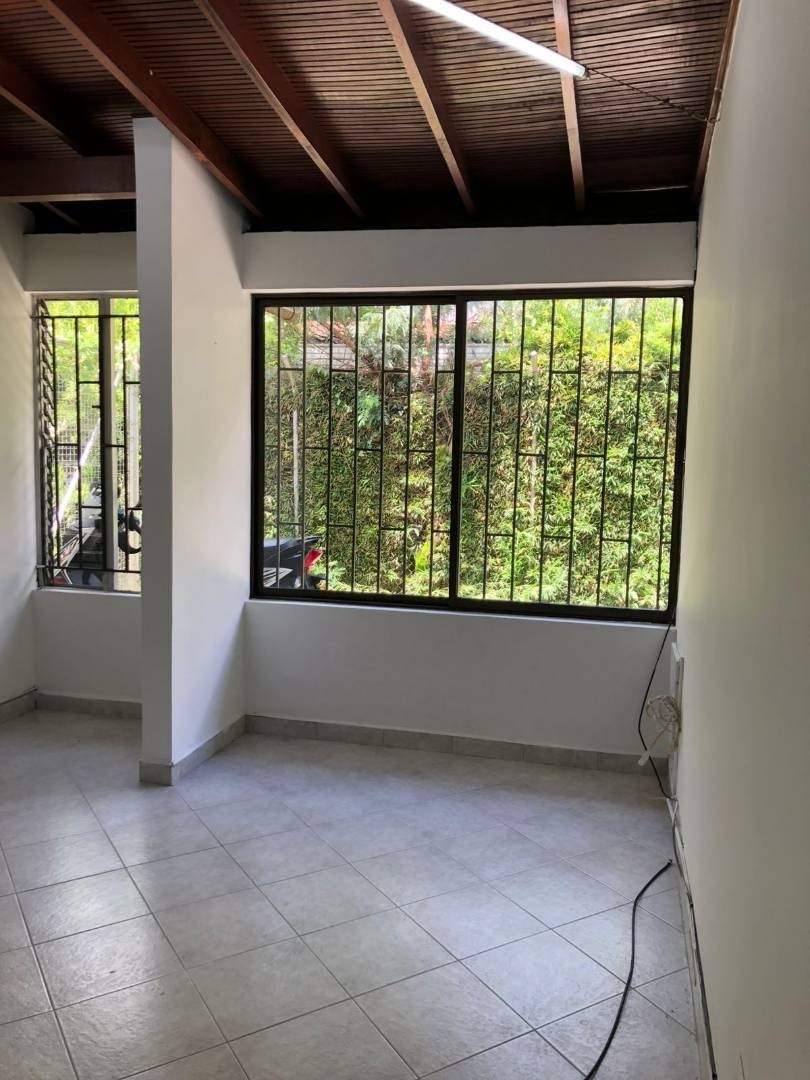 Casa en arriendo en El Poblado, Medellín · foto 3 de 16