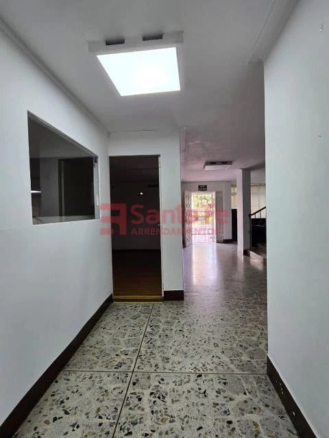 Casa de 12 alcobas en venta en Lourdes, Medellín, 330 m² · foto 2 de 10