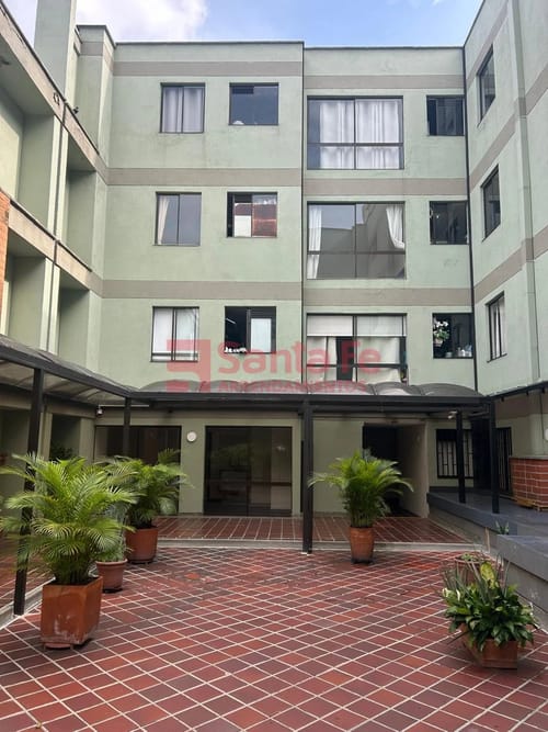 Apartamento de 3 alcobas en venta en Laureles, Medellín, 77 m² · foto 2 de 10
