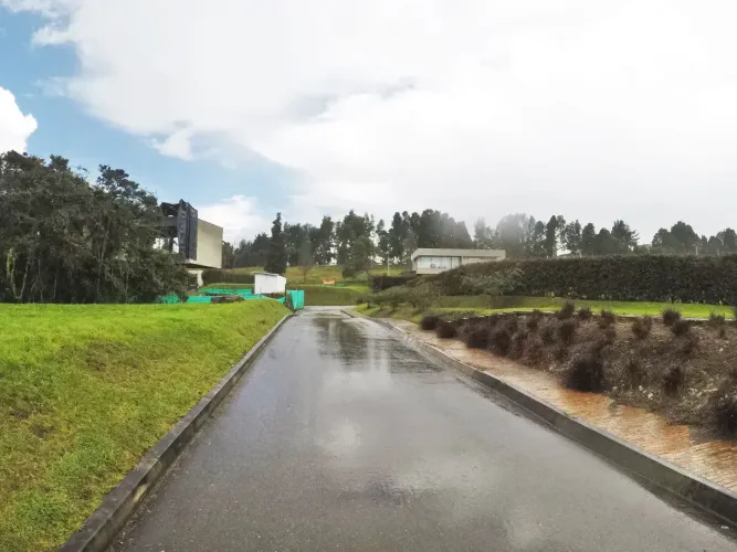 Lote en venta en Mesa, Envigado, 2533 m² · foto 2 de 13