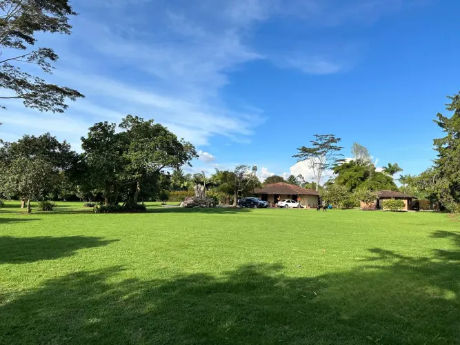 Casa de 5 alcobas en venta en Llano Grande, Rionegro · foto 2 de 4