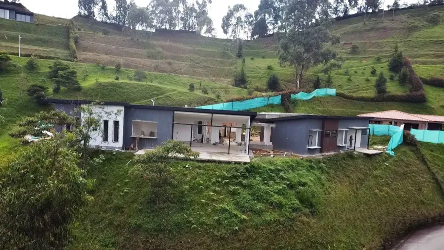 Casa de 4 alcobas en venta en Guarne, 1900 m² · foto 4 de 5