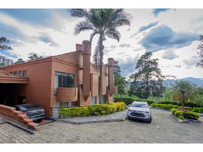 Casa de 4 alcobas en venta en El Tesoro, Medellín, 425 m² · foto 2 de 22