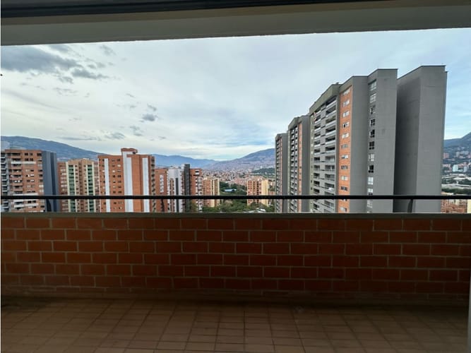 Apartamento de 3 alcobas en venta en Loma De Los Bernal, Medellín, 90 m² · foto 3 de 24