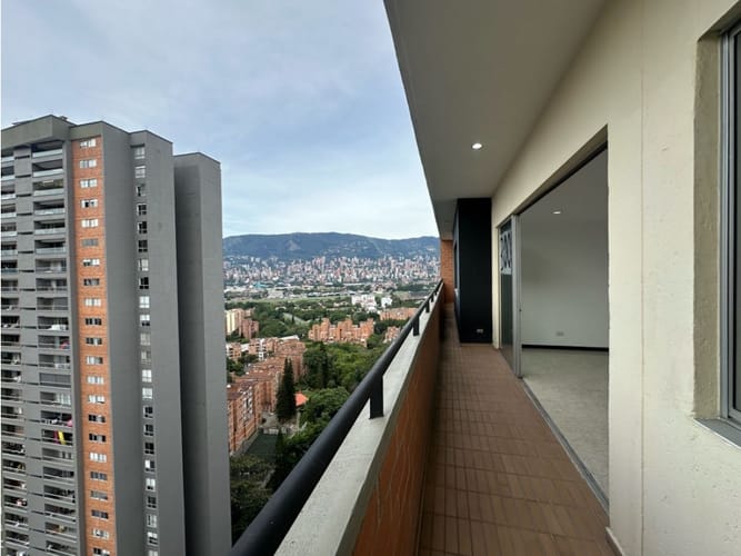 Apartamento de 3 alcobas en venta en Loma De Los Bernal, Medellín, 90 m² · foto 4 de 24