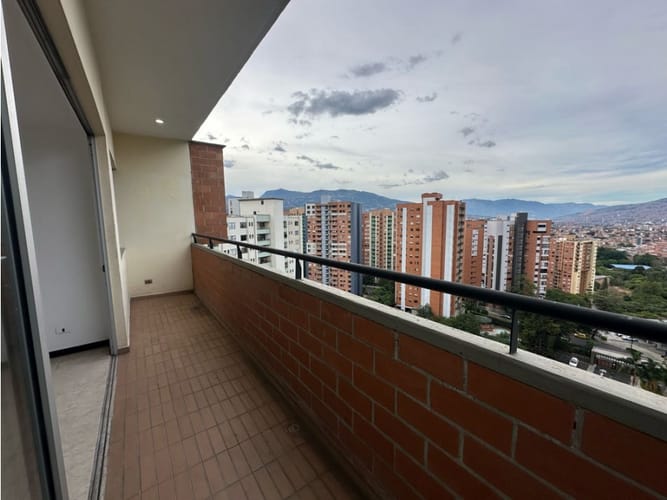 Apartamento de 3 alcobas en venta en Loma De Los Bernal, Medellín, 90 m² · foto 5 de 24