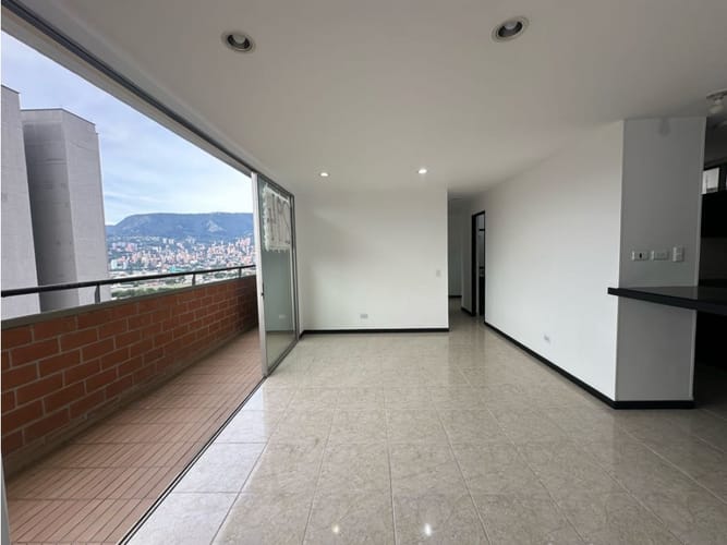 Apartamento de 3 alcobas en venta en Loma De Los Bernal, Medellín, 90 m² · foto 7 de 24