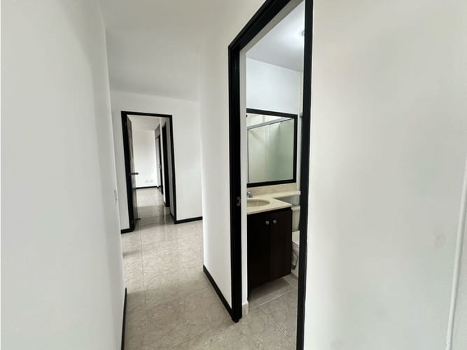 Apartamento de 3 alcobas en venta en Loma De Los Bernal, Medellín, 90 m² · foto 13 de 24