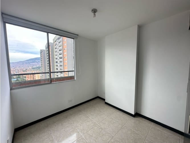 Apartamento de 3 alcobas en venta en Loma De Los Bernal, Medellín, 90 m² · foto 18 de 24