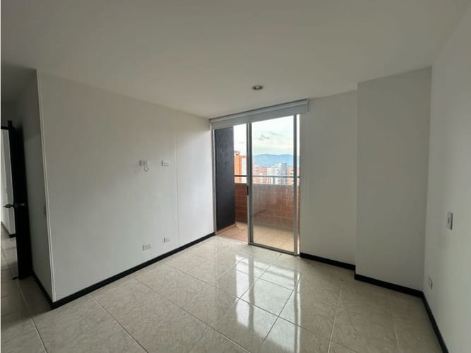 Apartamento de 3 alcobas en venta en Loma De Los Bernal, Medellín, 90 m² · foto 21 de 24