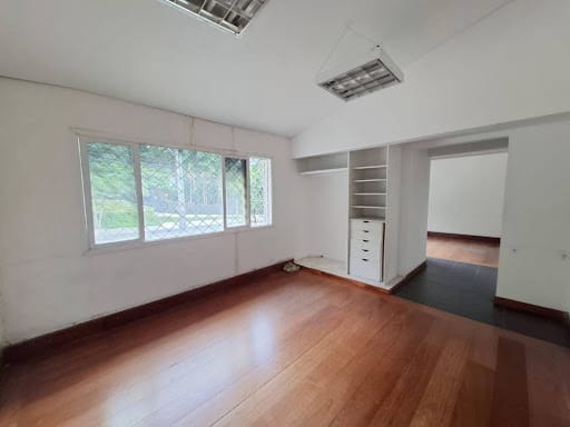 Casa de 6 alcobas en arriendo en Loma Del Campestre, Medellín, 300 m² · foto 12 de 24