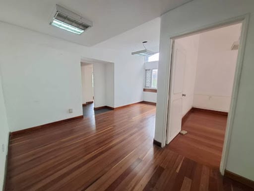Casa de 6 alcobas en arriendo en Loma Del Campestre, Medellín, 300 m² · foto 13 de 24