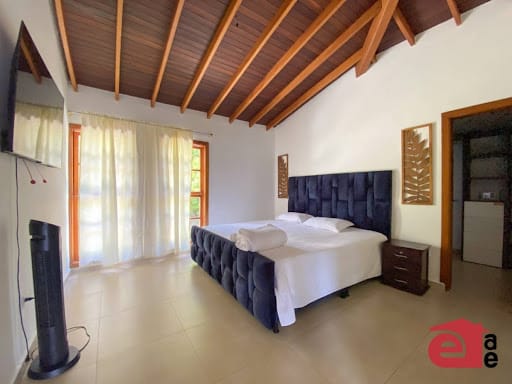 Casa de 3 alcobas en arriendo en La Mina, Envigado, 330 m² · foto 9 de 24