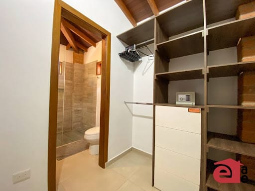 Casa de 3 alcobas en arriendo en La Mina, Envigado, 330 m² · foto 10 de 24