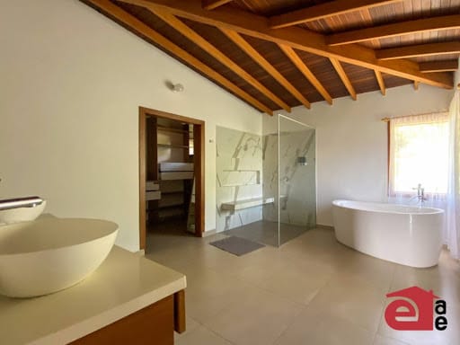 Casa de 3 alcobas en arriendo en La Mina, Envigado, 330 m² · foto 12 de 24